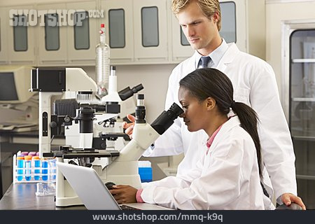 
                Wissenschaft, Forschung, Mikroskopieren, Laborantin                   