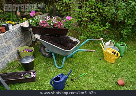 
                Garten, Gartenarbeit, Schubkarre                   