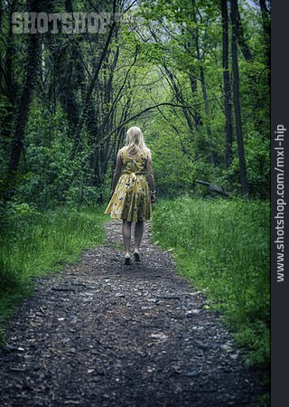 
                Junge Frau, Wald, Spaziergang, Allein                   