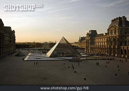 
                Paris, Louvre, Musee Du Louvre, Glaspyramide                   