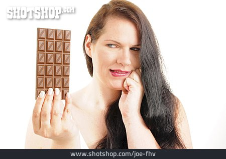 
                Frau, Schokolade, Heißhunger                   