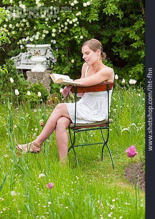 
                Frau, Pause & Auszeit, Garten, Lesen                   