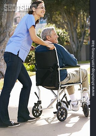 
                Altenpflegerin, Rollstuhlfahrer, Pflegepersonal                   