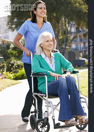
                Altenpflegerin, Rehabilitation, Rollstuhlfahrerin, Pflegeberuf                   