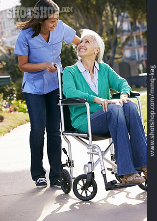 
                Altenpflegerin, Rehabilitation, Rollstuhlfahrerin, Pflegeberuf                   