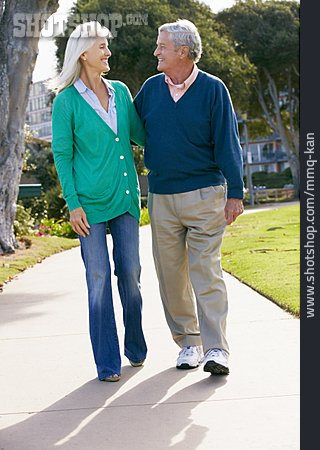 
                Spaziergang, Seniorenpaar                   