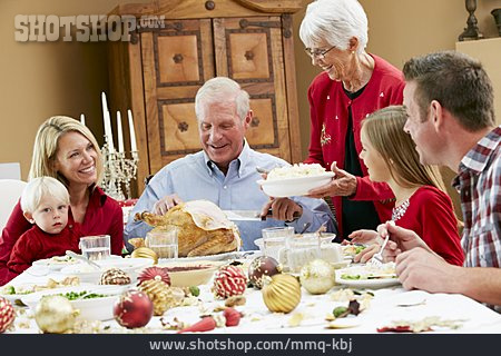 
                Abendessen, Familienleben, Festmahl, Weihnachtsessen                   