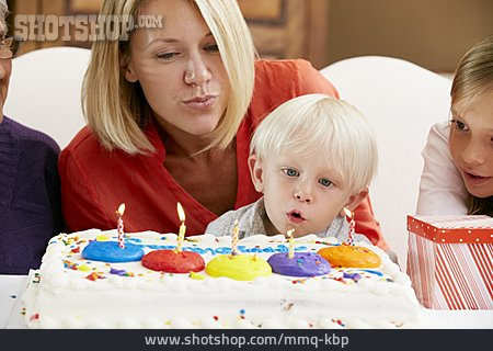 
                Geburtstagstorte, Kindergeburtstag, Auspusten                   