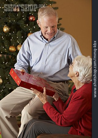 
                Bescherung, Beschenken, Seniorenpaar                   