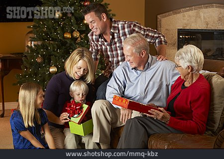 
                Weihnachten, Bescherung, Familienleben                   