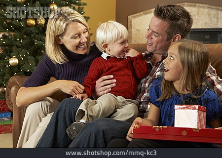 
                Weihnachten, Bescherung, Familienleben                   
