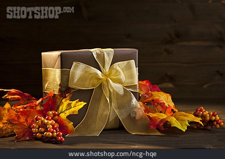 
                Geschenk, Stilleben, Herbstlich                   