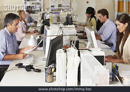 
                Büro & Office, Büroangestellte, Computerarbeitsplatz                   