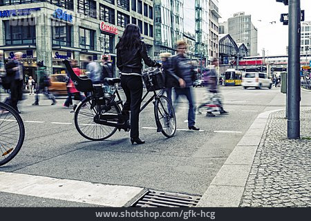 
                Städtisches Leben, Berlin, Passanten, Berufsverkehr                   