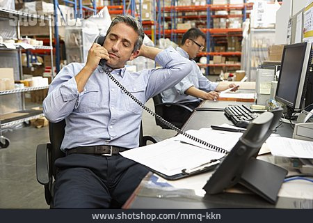 
                Mann, Müde, Telefonieren, Arbeitsplatz                   