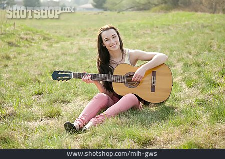 
                Junge Frau, Frau, Gitarre, Musizieren                   