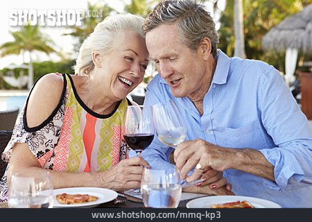 
                Trinken, Wein, Anstoßen, Seniorenpaar                   