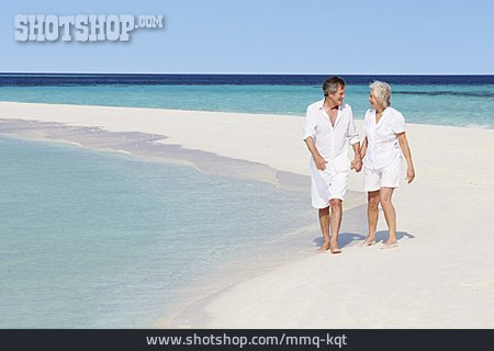 
                Verliebt, Strandspaziergang, Seniorenpaar                   