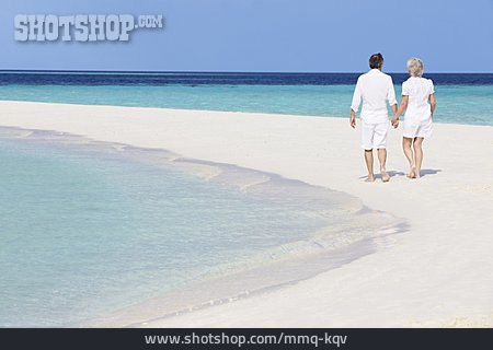 
                Pensionierung, Strandurlaub, Seniorenpaar                   