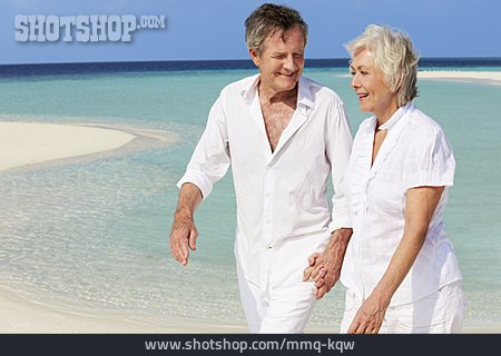 
                Pensionierung, Strandspaziergang, Seniorenpaar                   