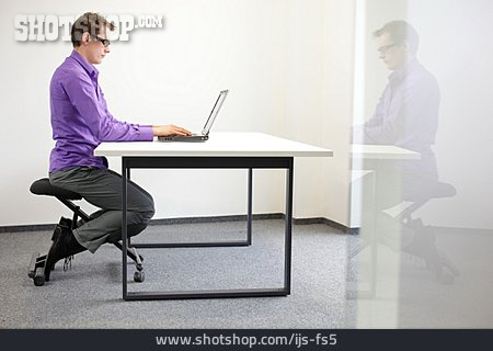 
                Mann, Sitzen, Schreibtisch, Aufrecht                   