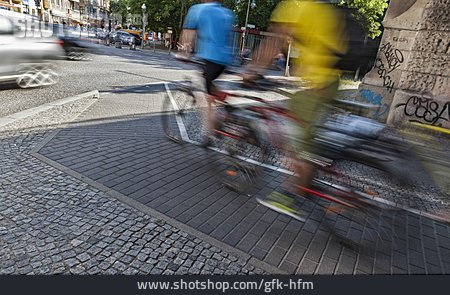 
                Auto, Fahrradfahrer, Straßenverkehr                   