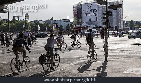 
                Kreuzung, Städtisches Leben, Fahrradfahrer, Straßenverkehr                   