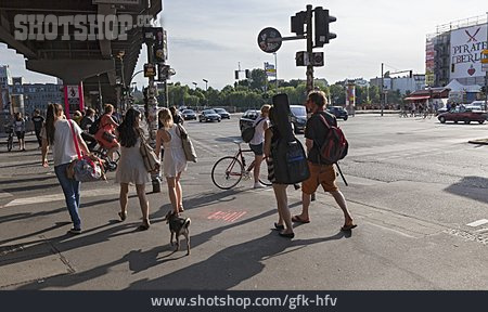 
                Kreuzung, Städtisches Leben, Fußgänger                   