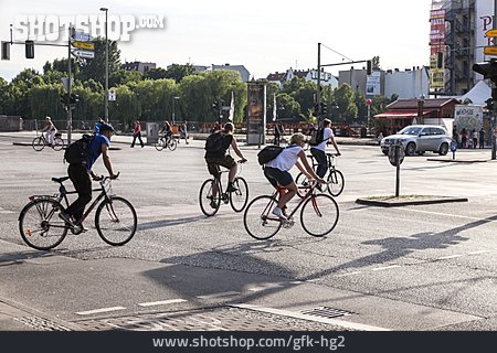 
                Kreuzung, Städtisches Leben, Fahrradfahrer, Straßenverkehr                   