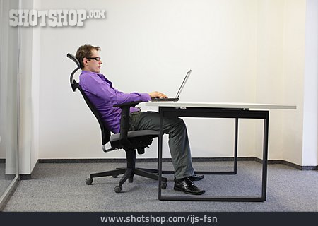
                Mann, Sitzen, Anlehnen, Schreibtisch                   