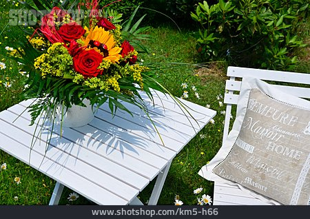 
                Tisch, Blumenstrauß, Landhausstil                   