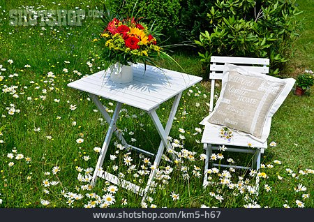 
                Blumenstrauß, Gartenmöbel, Landhausstil                   