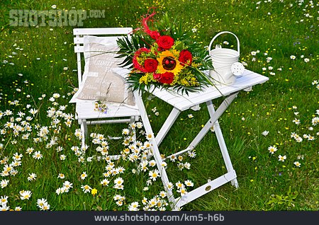 
                Blumenstrauß, Gießkanne, Gartenmöbel, Landhausstil                   