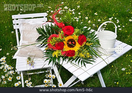 
                Blumenstrauß, Gießkanne, Gartentisch, Landhausstil                   