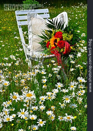 
                Stuhl, Blumenstrauß, Landhausstil                   