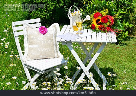 
                Dekoration, Blumenstrauß, Gartenmöbel, Landhausstil                   