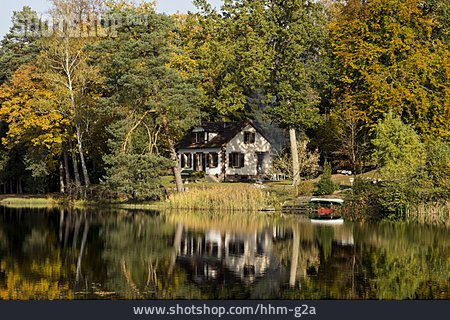 
                Wohnhaus, Wald, Herbstlich                   