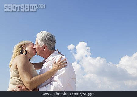 
                Liebe, Küssen, Seniorenpaar                   