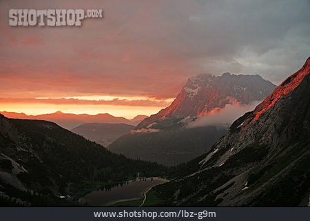 
                Alpen, Alpenglühen, Ehrwalder Sonnenspitze                   