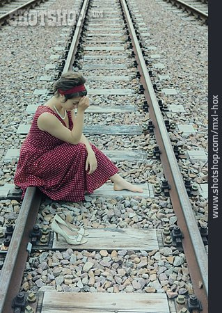 
                Isolation & Einsamkeit, Frau, Traurig, Bahngleise                   