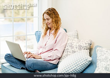 
                Frau, Häusliches Leben, Laptop                   