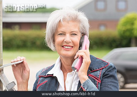 
                Frau, Seniorin, Telefonieren, Telefonzelle                   