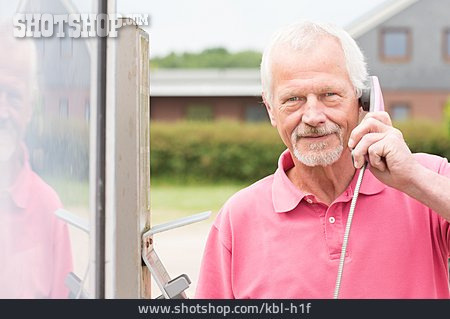 
                Mann, Senior, Telefonieren, Telefonzelle                   