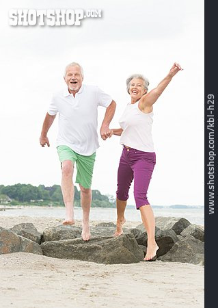 
                Springen, Lebensfreude, Luftsprung, Freiheitsgefühl, Seniorenpaar                   