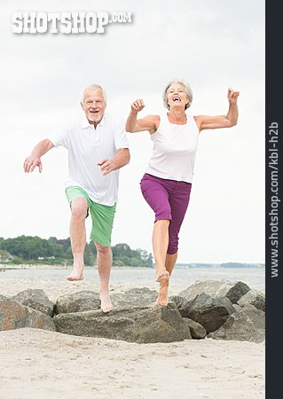 
                Springen, Lebensfreude, Luftsprung, Freiheitsgefühl, Seniorenpaar                   