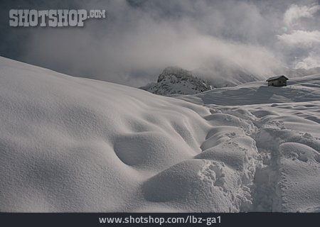 
                Schnee, Lechquellengebirge, Biberacher Hütte                   