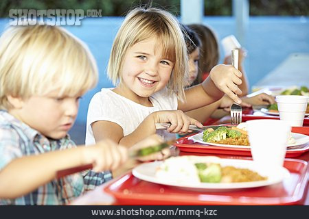 
                Kind, Gesunde Ernährung, Kindergarten, Schulverpflegung                   