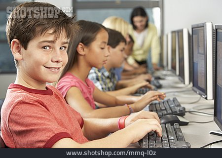 
                Grundschule, Grundschüler, Computerkurs                   