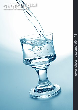 
                Eingießen, Wasserglas, Wasserstrahl                   