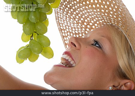 
                Junge Frau, Gesunde Ernährung, Weintrauben                   